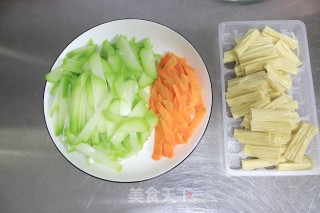 佛手炒腐竹的做法步骤：2
