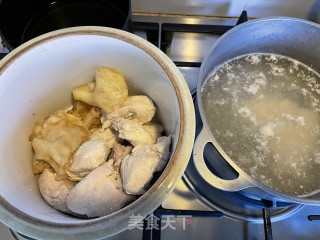 花胶炖鸡胸肉的做法步骤：2