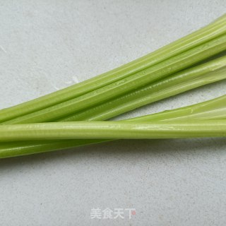 五香腊肠炒芹菜的做法步骤：1