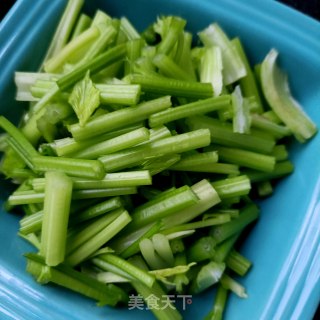 五香腊肠炒芹菜的做法步骤：2