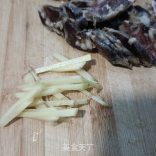 五香腊肠炒芹菜的做法步骤：4