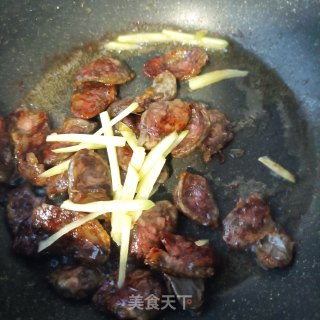 五香腊肠炒芹菜的做法步骤：7