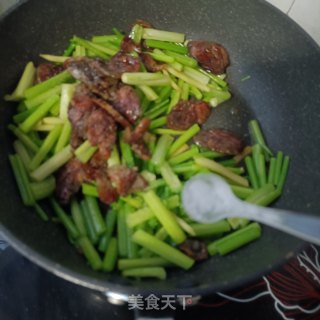五香腊肠炒芹菜的做法步骤：8