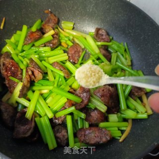 五香腊肠炒芹菜的做法步骤：10
