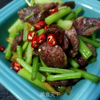 五香腊肠炒芹菜的做法步骤：12