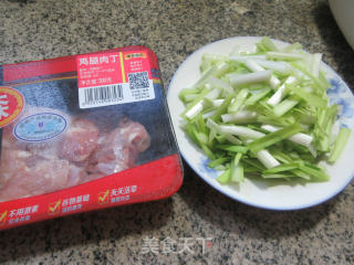 韭黄炒鸡腿肉丁的做法步骤：1