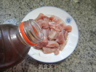 韭黄炒鸡腿肉丁的做法步骤：3