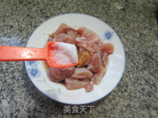 韭黄炒鸡腿肉丁的做法步骤：5