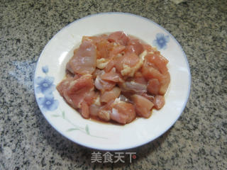 韭黄炒鸡腿肉丁的做法步骤：6