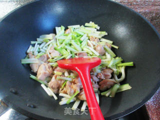 韭黄炒鸡腿肉丁的做法步骤：8
