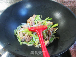 韭黄炒鸡腿肉丁的做法步骤：11