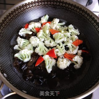 木耳菜花炒肉的做法步骤：1