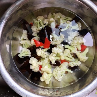 木耳菜花炒肉的做法步骤：2