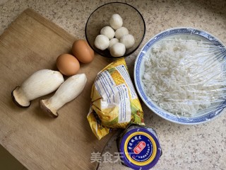 橄榄菜鸡腿菇炒饭的做法步骤：1