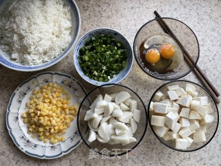 橄榄菜鸡腿菇炒饭的做法步骤：2