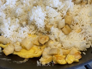 橄榄菜鸡腿菇炒饭的做法步骤：4