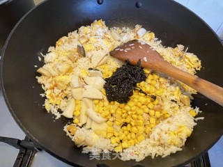 橄榄菜鸡腿菇炒饭的做法步骤：5
