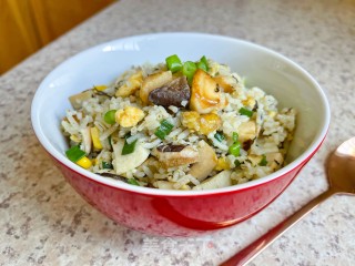 橄榄菜鸡腿菇炒饭的做法步骤：7