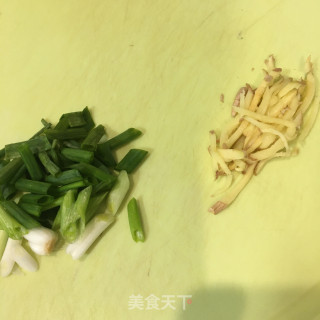 鲈鱼炖豆腐的做法步骤：1