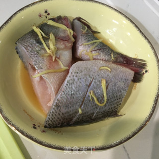 鲈鱼炖豆腐的做法步骤：2