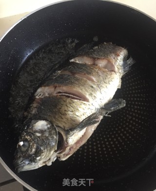 芫荽白鲫汤的做法步骤：5