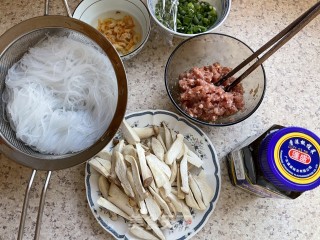 橄榄菜炒粉丝的做法步骤：2