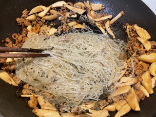 橄榄菜炒粉丝的做法步骤：7