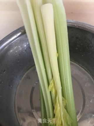 烧肉芹菜蒸饺的做法步骤：2