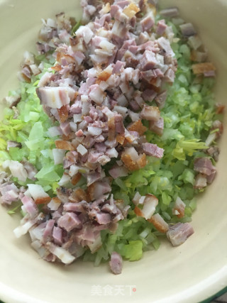 烧肉芹菜蒸饺的做法步骤：6