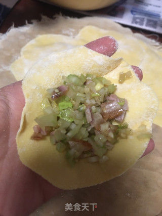 烧肉芹菜蒸饺的做法步骤：7