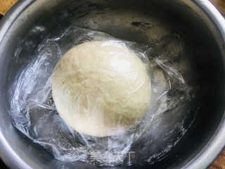 牛奶小餐包的做法步骤：2