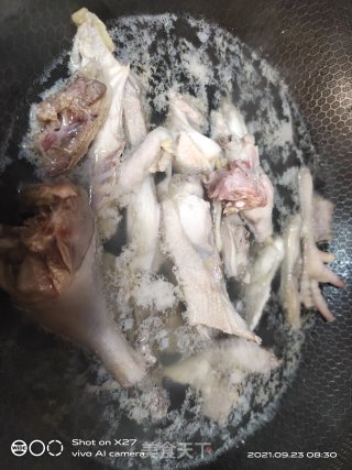 芋头炖鸡肉的做法步骤：1