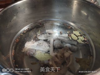 芋头炖鸡肉的做法步骤：2