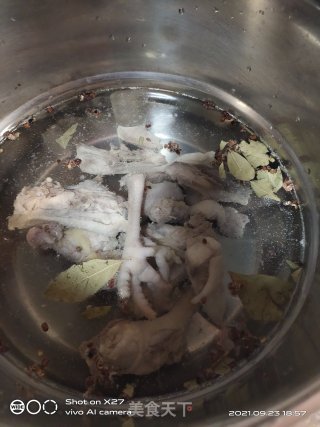 芋头炖鸡肉的做法步骤：3