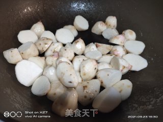 芋头炖鸡肉的做法步骤：5