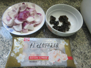 黑木耳虾味球炒洋葱的做法步骤：1