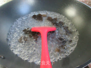 黑木耳虾味球炒洋葱的做法步骤：3