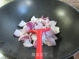 黑木耳虾味球炒洋葱的做法步骤：4