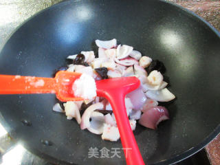 黑木耳虾味球炒洋葱的做法步骤：6