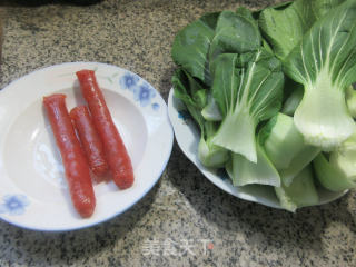 香肠炒青菜的做法步骤：1