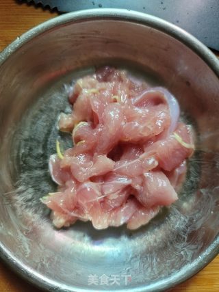 枸杞嫩芽肉片汤的做法步骤：3