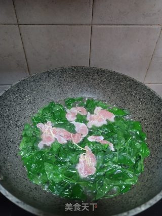 枸杞嫩芽肉片汤的做法步骤：5