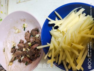 土豆丝炒牛肉的做法步骤：1