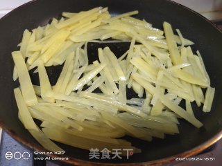 土豆丝炒牛肉的做法步骤：2