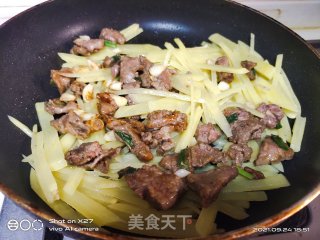 土豆丝炒牛肉的做法步骤：3