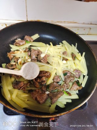 土豆丝炒牛肉的做法步骤：4