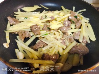 土豆丝炒牛肉的做法步骤：5