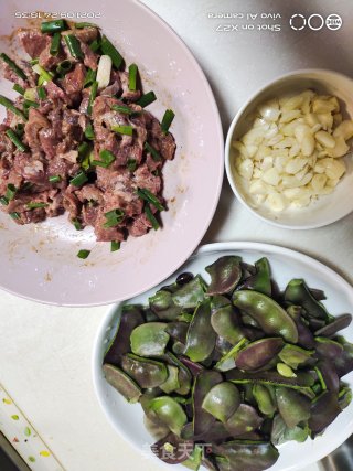 牛肉炒扁豆的做法步骤：1