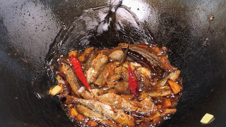 小河鱼贴饼子的做法步骤：15