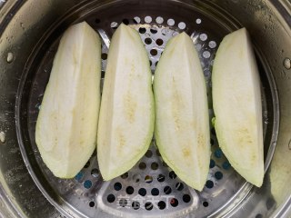 蒜蓉辣酱拌茄子的做法步骤：4